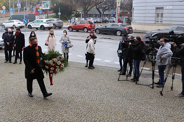 Úctu odvážnym študentom vzdal položením venca prorektor pre vonkajšie vzťahy Univerzity Komenského Radomír Masaryk